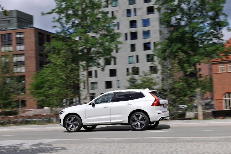  Volvo XC60 D5 R-Design 2017 года  (WW) (фото 23 из 26)